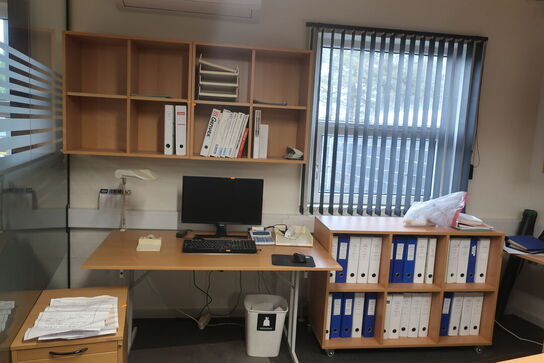 Reoler, skrivebord samt skuffemodul 