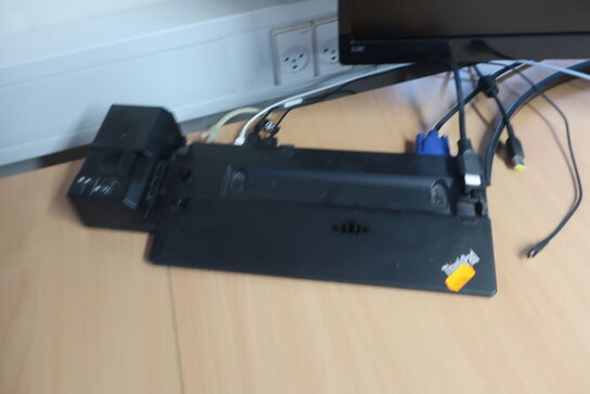 2 stk. monitorer, tastatur, mus samt docking-station 