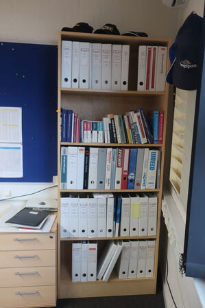 El. hæve/sænke skrivebord uden indhold, skuffemodul samt reoler 