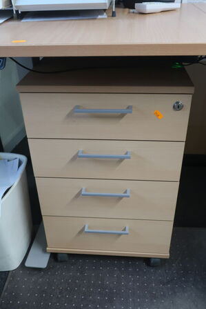 El. hæve/sænke skrivebord uden indhold, skuffemodul samt reoler 