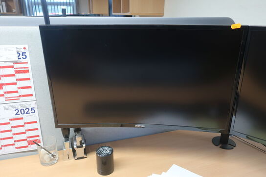 2 stk. monitorer, tastatur, mus samt docking-station 