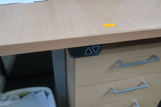 El. hæve/sænke skrivebord uden indhold, skuffemodul samt reoler 