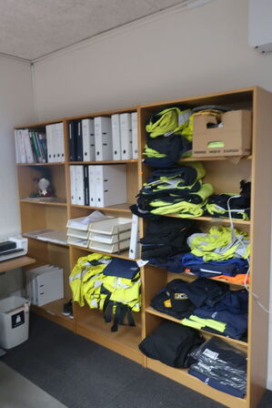 3 stk. reoler med indhold 