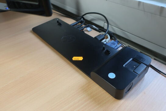 2 stk. monitorer, tastatur, mus samt docking-station 