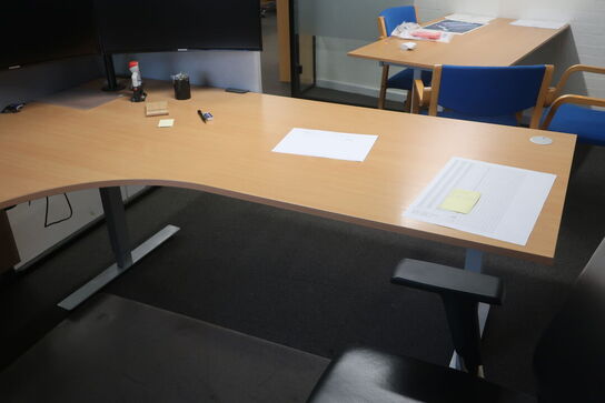 El. hæve/sænke skrivebord uden indhold, skuffemodul samt reoler 