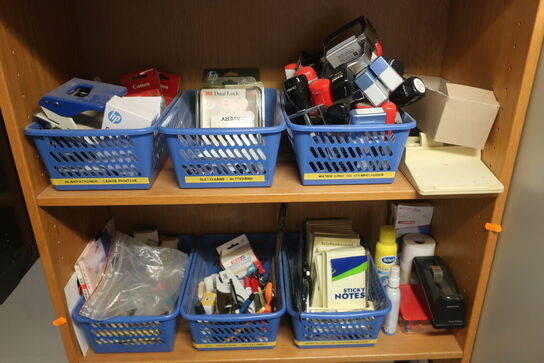 4 stk. reoler med indhold 