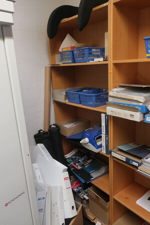 4 stk. reoler med indhold 