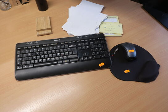 2 stk. monitorer, tastatur, mus samt docking-station 