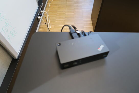 2 stk. computerskærme SAMSUNG S27R652FDU, F27T450FZU, tastatur, mus, dockingstation LENOVO
