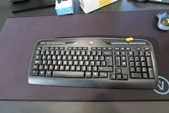 2 stk. computerskærme SAMSUNG S27R652FDU, F27T450FZU, tastatur, mus, dockingstation LENOVO