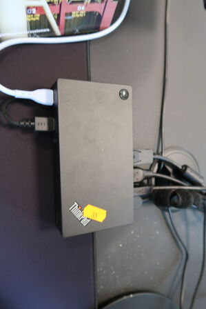 2 stk. computerskærme SAMSUNG C27T550FDU, tastatur, mus, dockingstation LENOVO