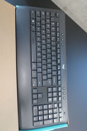 Tastatur LOGITECH samt accesspoint UNIFI6