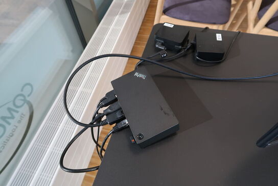 2 stk. computerskærme SAMSUNG C27T550FDU, tastatur, mus, dockingstation LENOVO
