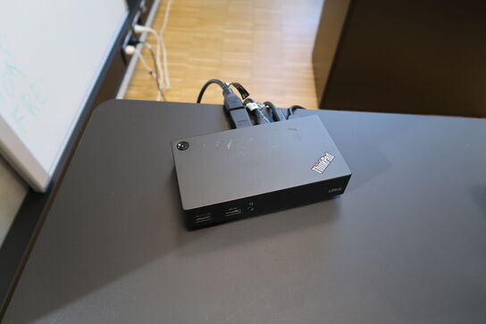 2 stk. computerskærme SAMSUNG S27R652FDU, F27T450FZU, tastatur, mus, dockingstation LENOVO