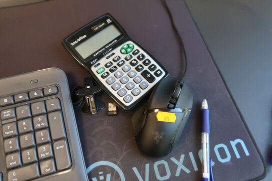 2 stk. computerskærme SAMSUNG C27T550FDU, tastatur, mus, dockingstation LENOVO