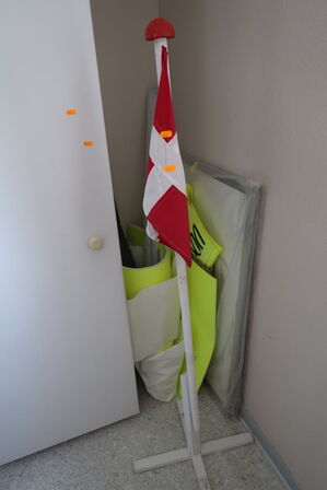 Skab med indhold m.m.