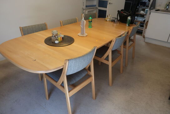 Spisebord uden indhold samt 6 stk. spisebordsstole 