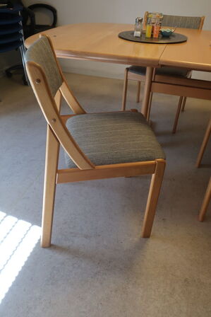 Spisebord uden indhold samt 6 stk. spisebordsstole 