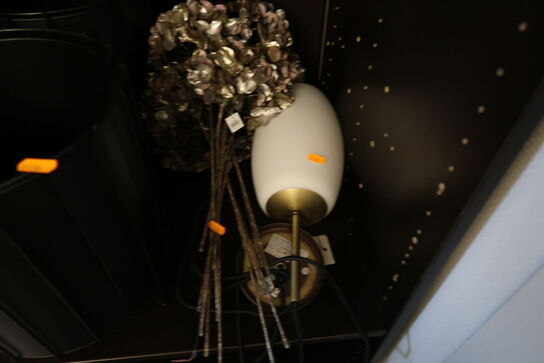 2 stk. vaser, lampe, div. Kunstige planter m.m.