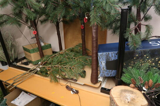 Div. Julepynt, kunstige planter (kasserne er tomme)