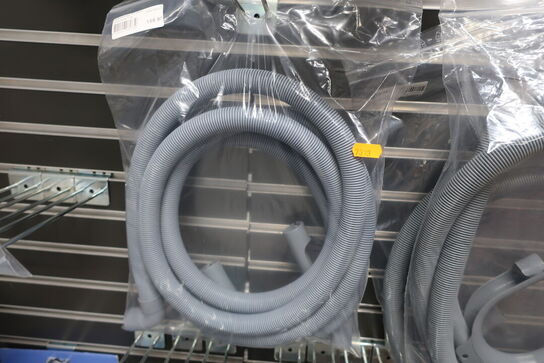 Diverse afløbsslanger samt udstyr til støvsugere NILFISK 