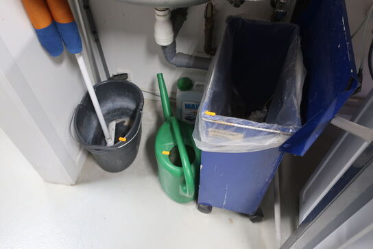 Sæbe, fejebakke m.v.