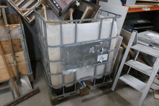 Palletank samt palle på hjul 