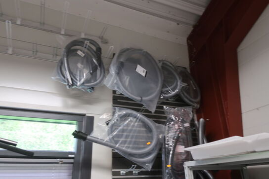 Støvsugerslanger samt stikdåser på væg 