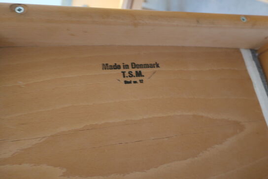 Spisebord uden indhold samt 6 stk. spisebordsstole 