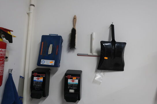 Sæbe, fejebakke m.v.