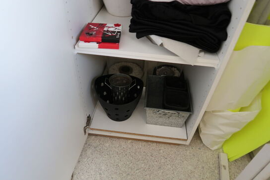 Skab med indhold m.m.