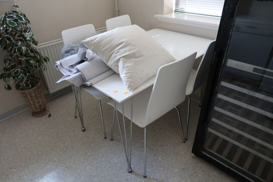 Bord med 4 stk. stole