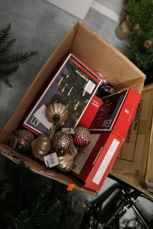 Div. Julepynt samt kunstige planter