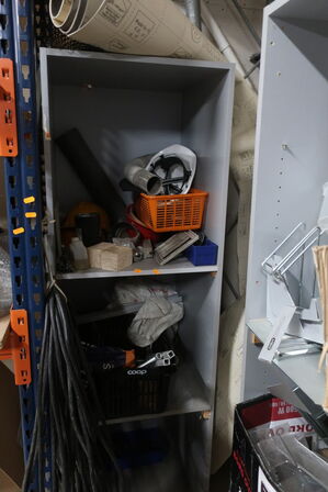 2 stk. skabe med indhold 