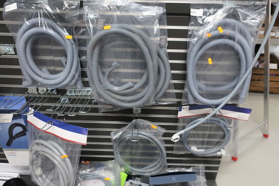 Diverse afløbsslanger samt udstyr til støvsugere NILFISK 