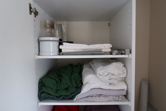 Skab med indhold m.m.