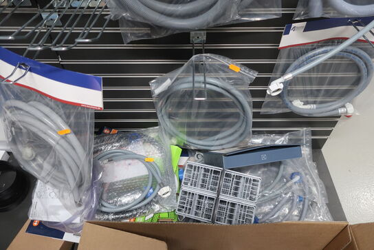 Diverse afløbsslanger samt udstyr til støvsugere NILFISK 