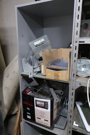 2 stk. skabe med indhold 