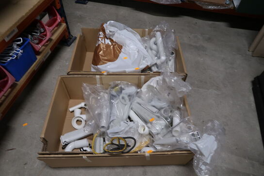 2 stk. kasser med reservedele til afløb