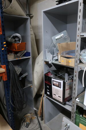 2 stk. skabe med indhold 