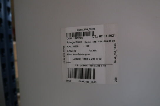 Skab, palle med møbelhunde, sofabord samt palle med indhold