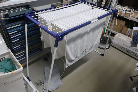 Tørrestativ samt vasketøjskurve 