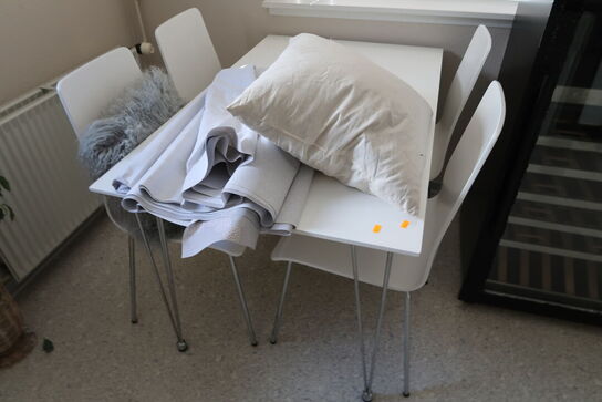 Bord med 4 stk. stole