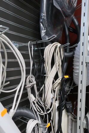 Støvsugerslanger samt stikdåser på væg 