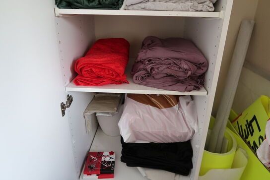 Skab med indhold m.m.