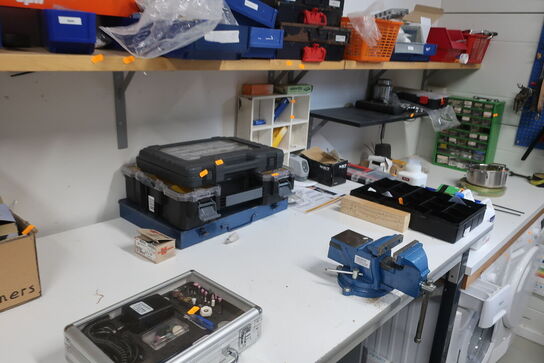 Indhold på arbejdsbord (se beskrivelse)