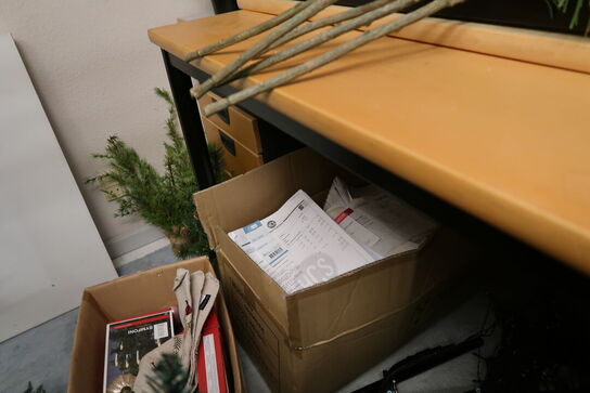 Div. Julepynt, kunstige planter (kasserne er tomme)