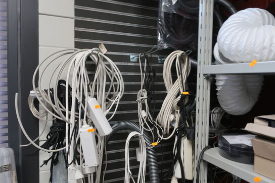 Støvsugerslanger samt stikdåser på væg 