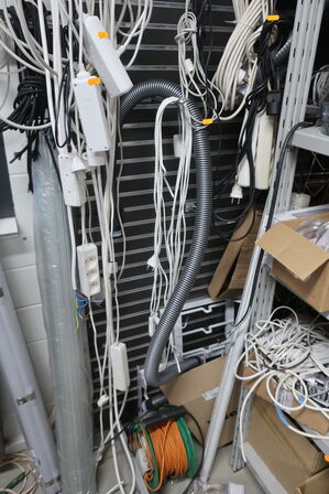 Støvsugerslanger samt stikdåser på væg 