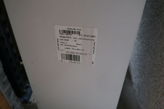 Skab, palle med møbelhunde, sofabord samt palle med indhold